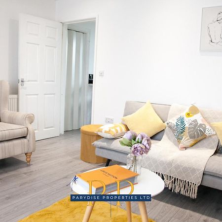 The Knutton House - Spacious Comfort By Parydise Properties - Leisure & Business Stays - Sleeps 7 نيوكاسل أندر ليم المظهر الخارجي الصورة