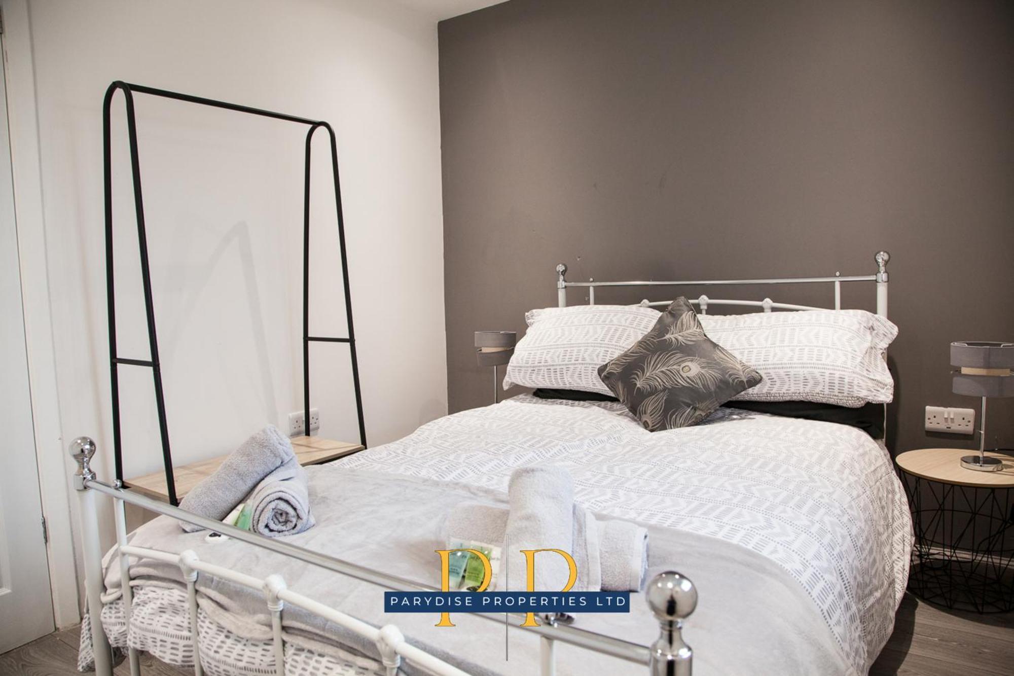 The Knutton House - Spacious Comfort By Parydise Properties - Leisure & Business Stays - Sleeps 7 نيوكاسل أندر ليم المظهر الخارجي الصورة