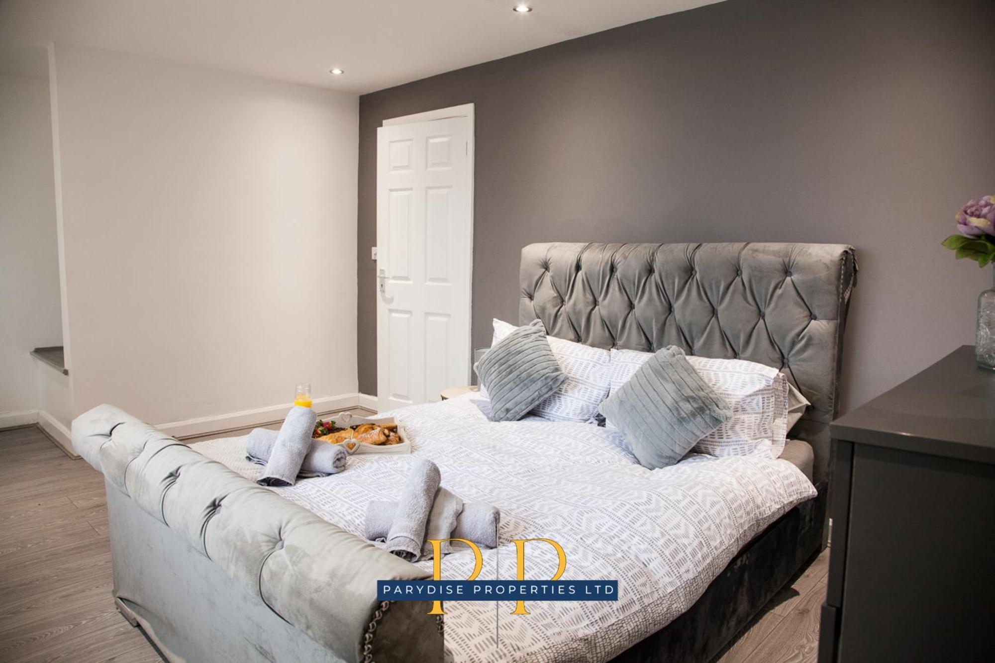 The Knutton House - Spacious Comfort By Parydise Properties - Leisure & Business Stays - Sleeps 7 نيوكاسل أندر ليم المظهر الخارجي الصورة
