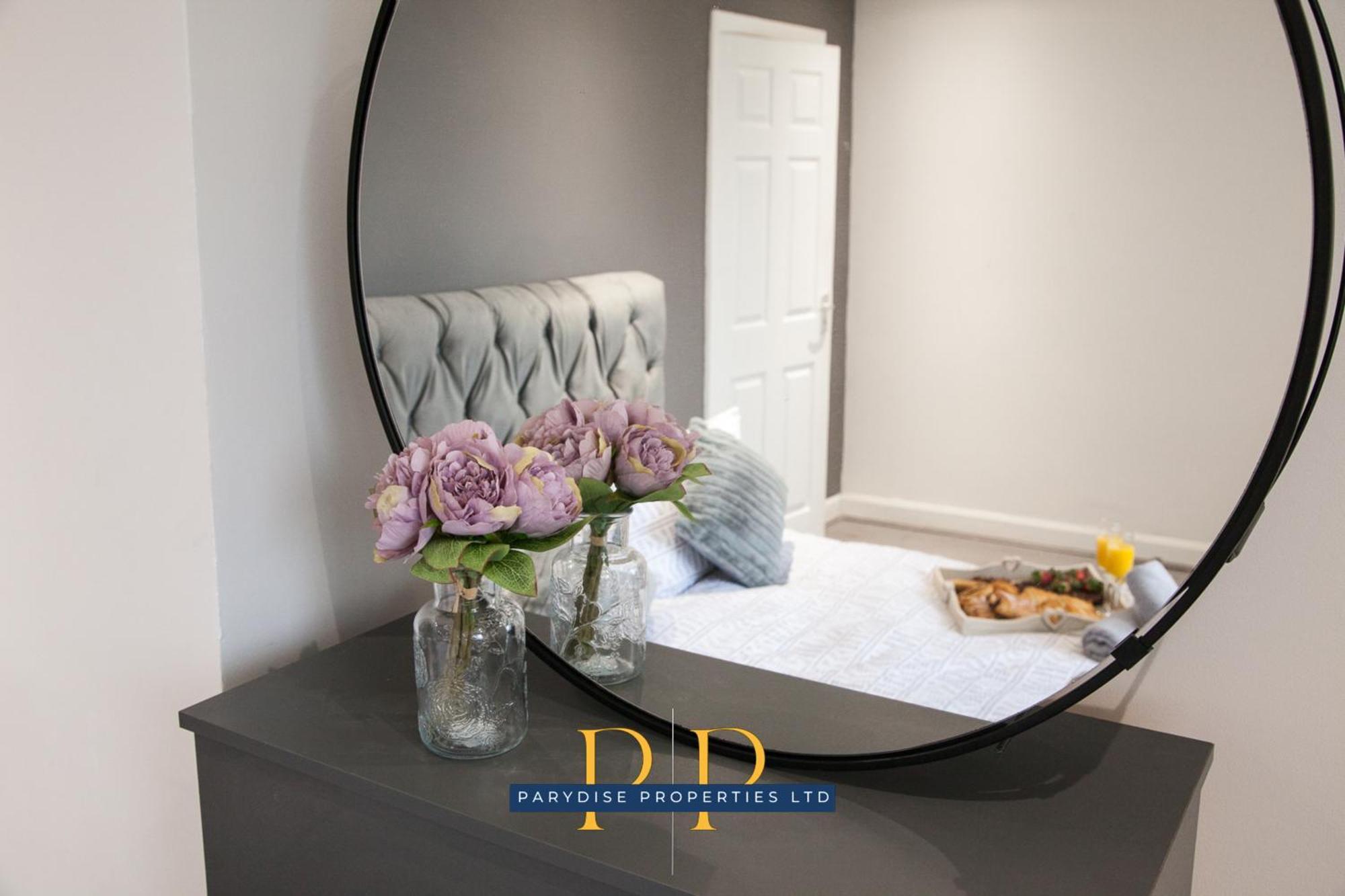 The Knutton House - Spacious Comfort By Parydise Properties - Leisure & Business Stays - Sleeps 7 نيوكاسل أندر ليم المظهر الخارجي الصورة