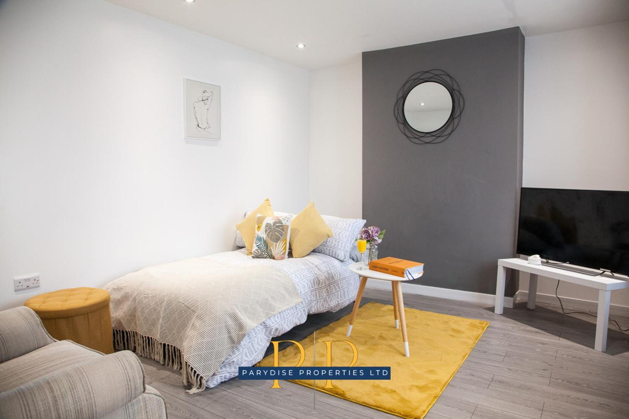 The Knutton House - Spacious Comfort By Parydise Properties - Leisure & Business Stays - Sleeps 7 نيوكاسل أندر ليم المظهر الخارجي الصورة